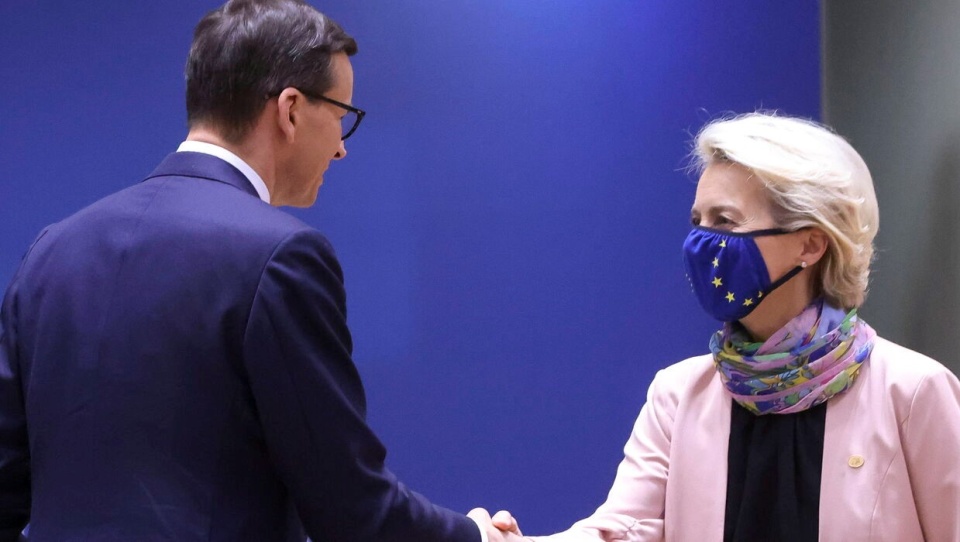 Premier Mateusz Morawiecki i Ursula von der Leyen./fot. Yves Herman/PAP/EPA