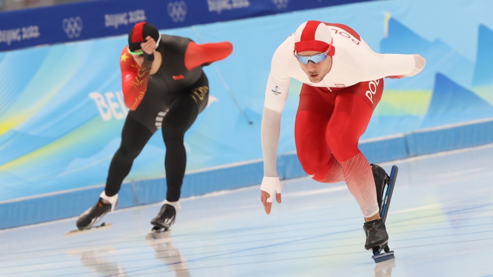 Polak Piotr Michalski (P) i Ziwen Lian (L) z Chin w biegu na 1000 m łyżwiarzy szybkich w Pekinie. Fot. PAP/Grzegorz Momot