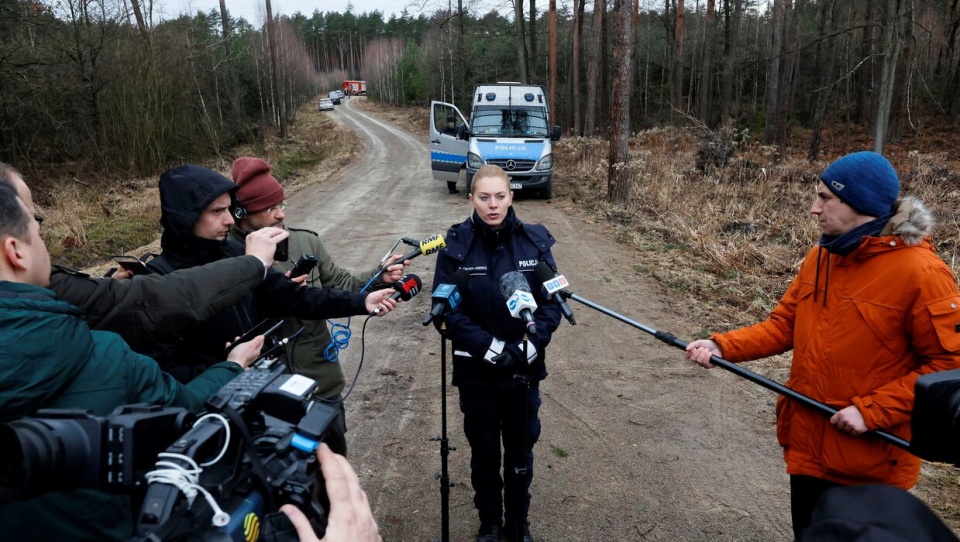 Rzeczniczka częstochowskiej policji, podkomisarz Sabina Chyra-Giereś. Okolice miejscowości Romanów, gdzie znaleziono ciała dwóch kobiet./fot. PAP/Waldemar Deska