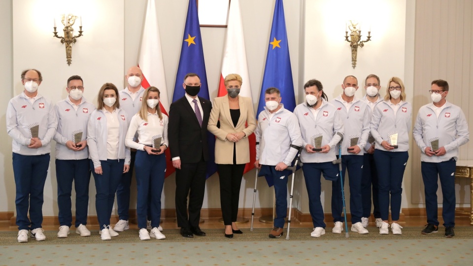 Polscy paraolimpijczycy po ceremonii wręczenia nominacji z prezydentem Andrzejem Dudą i jego małżonką Agatą Kornhauser-Dudą. Fot.PAP/Albert Zawada