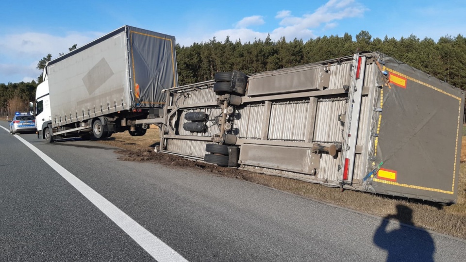 Na autostradzie A1 silny wiatr zepchnął naczepę samochodu ciężarowego na pobocze i przewrócił ją/fot. materiały policji