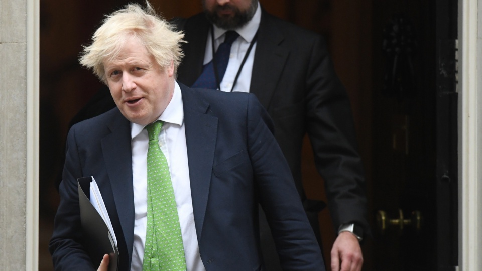 Wielka Brytania nakłada sankcje na pięć rosyjskich banków i trzech obywateli Rosji, ale jest to dopiero początek brytyjskiej odpowiedzi na rosyjską agresję wobec Ukrainy - oświadczył we wtorek brytyjski premier Boris Johnson. Fot. PAP/EPA