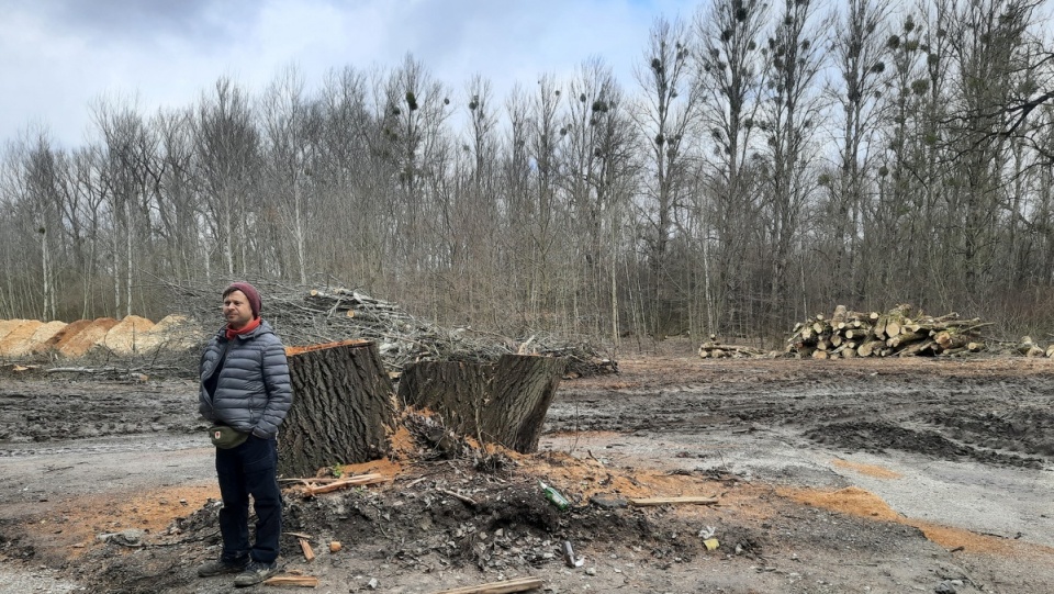 Na miejscu pojawił się Mariusz Warachim z fundacji Zielone Kujawy. - Jestem załamany tym, jak wygląda sąsiedztwo inwestycji. Nie tak powinno być! - mówił/fot. Monika Kaczyńska