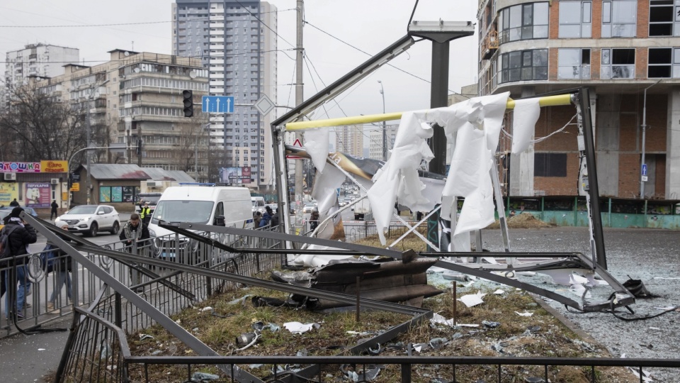 W Kijowie wyły syreny alarmowe, w mieście są korki, kolejki na stacjach benzynowych. Fot. PAP/EPA