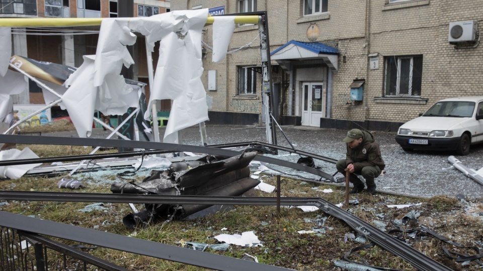 W Kijowie wyły syreny alarmowe, w mieście są korki, kolejki na stacjach benzynowych. Fot. PAP/EPA