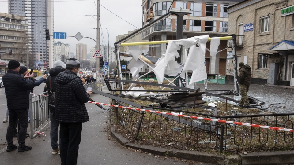 W Kijowie wyły syreny alarmowe, w mieście są korki, kolejki na stacjach benzynowych. Fot. PAP/EPA