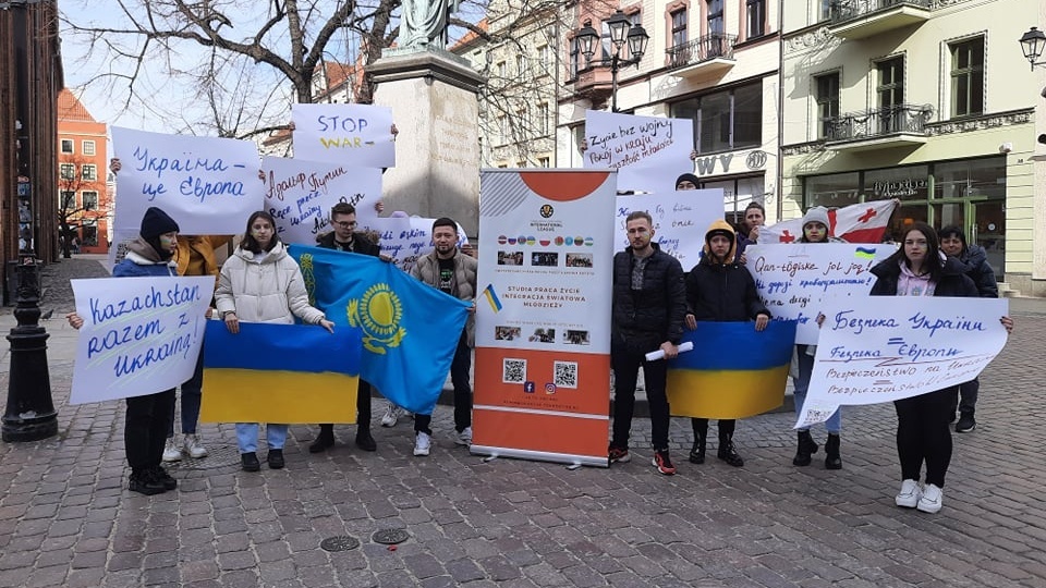 W Toruniu przy pomniku Kopernika - na toruńskiej Starówce odbył się protest przeciwko agresji Rosji na Ukrainę. Fot. Monika Kaczyńska