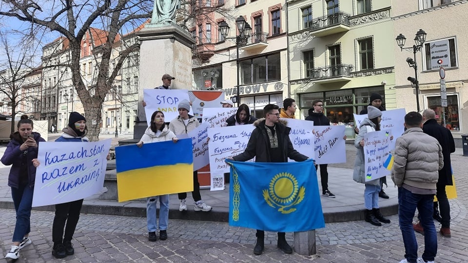 W Toruniu przy pomniku Kopernika - na toruńskiej Starówce odbył się protest przeciwko agresji Rosji na Ukrainę. Fot. Monika Kaczyńska