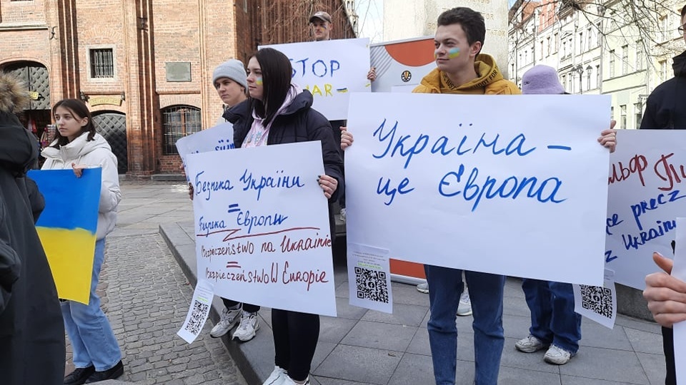 W Toruniu przy pomniku Kopernika - na toruńskiej Starówce odbył się protest przeciwko agresji Rosji na Ukrainę. Fot. Monika Kaczyńska