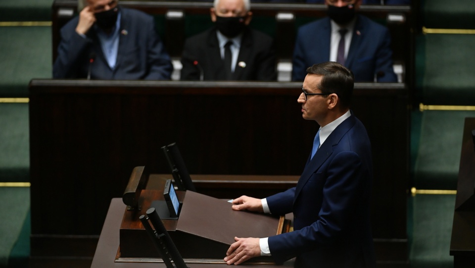 Premier Mateusz Morawiecki przemawia na sali Sejmu w Warszawie. Fot. PAP/Marcin Obara