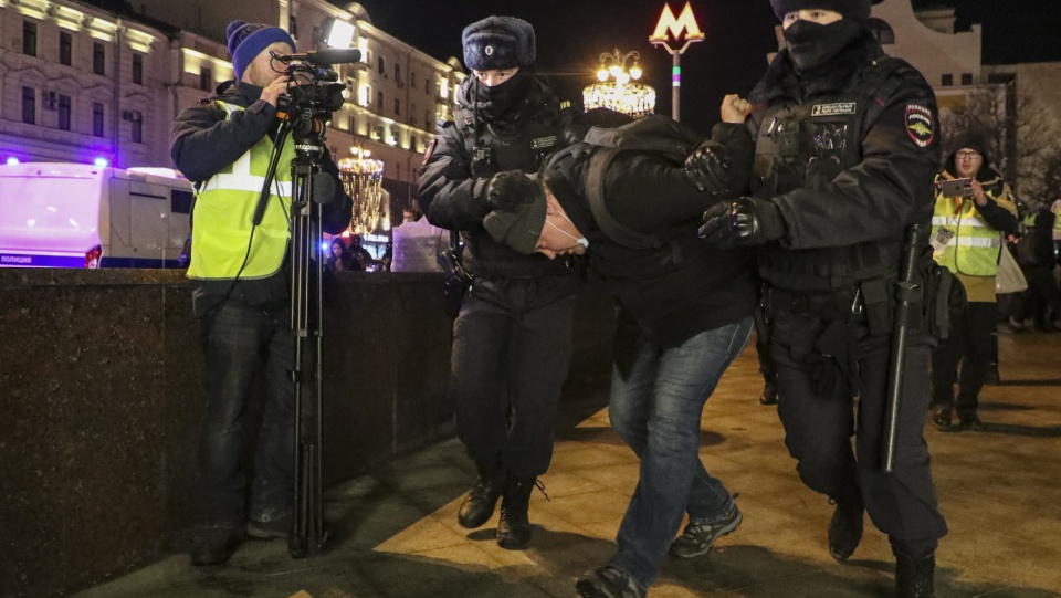 Rosyjscy policjanci zatrzymują w Moskwie protestującego podczas wiecu przeciwko wkroczeniu wojsk rosyjskich na Ukrainę. Fot. PAP/EPA/MAXIM SHIPENKOV
