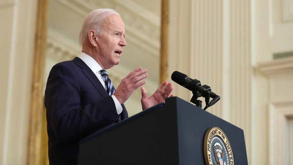 Prezydent USA Joe Biden wygłasza uwagi na temat rosyjskiej inwazji na Ukrainę we Wschodnim Pokoju Białego Domu w Waszyngtonie. Fot. PAP/EPA/CHAEL REYNOLDSMI