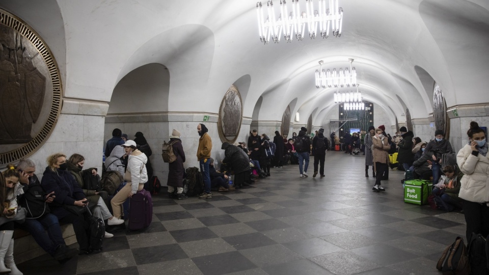 Mieszkańcy Kijowa ukrywają się w metrze podczas ciężkiego ostrzału miasta/fot. PSP, EPA