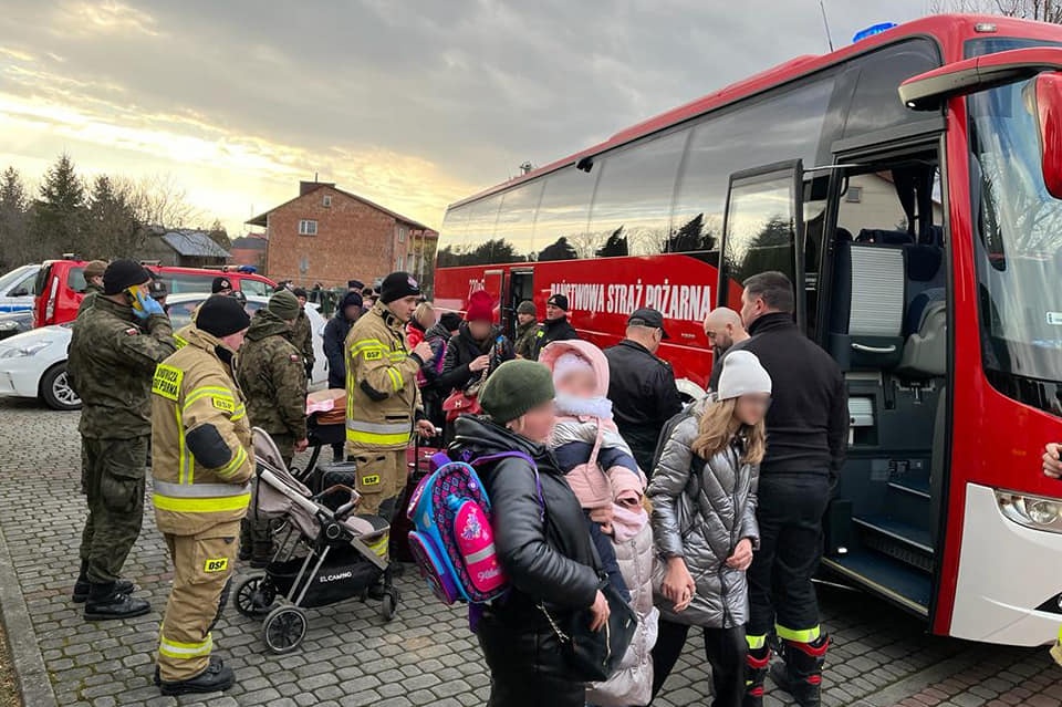 Pierwsze autokary Państwowej Straży Pożarnej przewiozły uchodźców z punktów recepcyjnych w województwie podkarpackim do miejsc tymczasowego przebywania/fot. Polskie Służby, Facebook