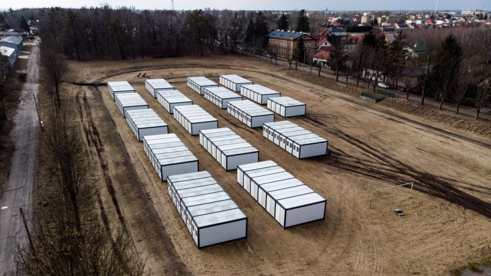 Wojskowe miasteczko kontenerowe, zbudowane przez żołnierzy Wojsk Obrony Terytorialnej we Włodawie/fot. Bartłomiej Wójtowicz, PAP