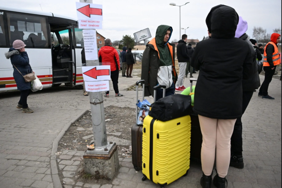 Od rozpoczęcia działań wojennych na Ukrainie do soboty, 26 lutego, 100 tys. osób przekroczyło granicę z Ukrainy do Polski - poinformował wiceszef MSWiA Paweł Szefernaker podczas briefingu prasowego na przejściu granicznym w Medyce w woj. podkarpackim./fot. PAP