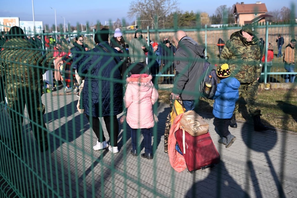 Przejście graniczne w Medyce: Kolejny dzień kobiety i dzieci uciekają z Ukrainy przed wojną/fot. Darek Delmanowicz, PAP