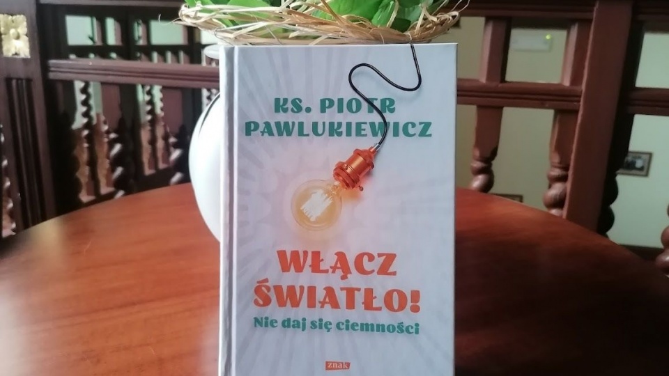 Niepublikowane dotąd konferencje nieżyjącego ks. Piotra Pawlukiewicza znalazły się w książce „Włącz światło! Nie daj się ciemności”/fot. mg