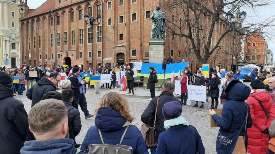 Przeciwko inwazji Rosji na Ukrainę protestowali pod pomnikiem Kopernika torunianie i mieszkający w Polsce Ukraińcy/fot. Monika Kaczyńska