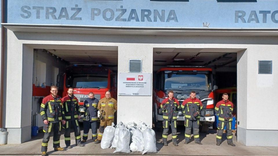 Strażacy z Gniewkowa przekazali dla kolegów z Ukrainy m.in. ubrania koszarowe i specjalne, buty, hełmy oraz węże W-52 i W-75/fot. Facebook