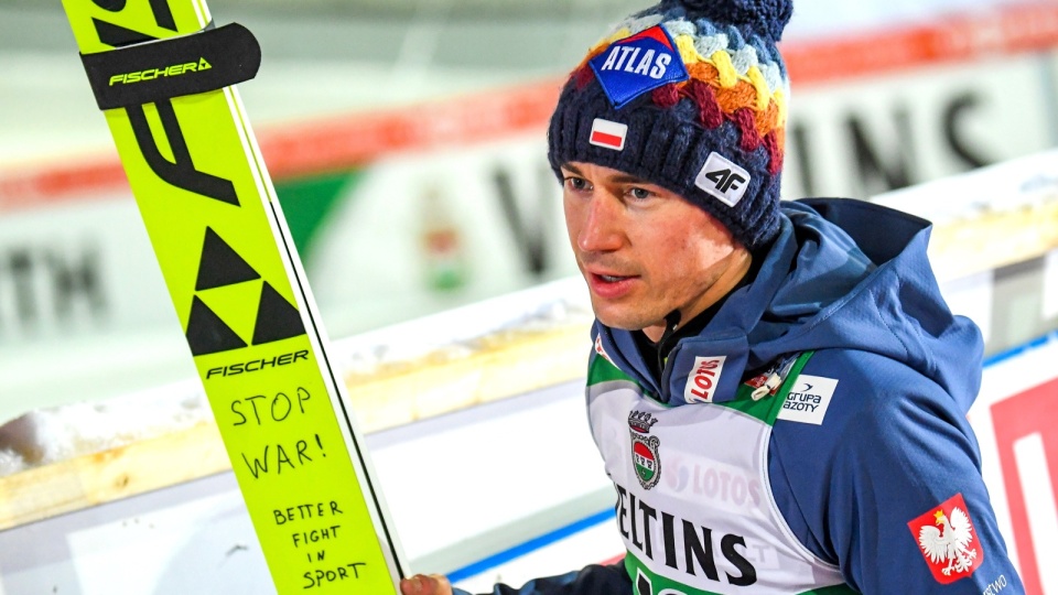 Kamil Stoch w bardzo spektakularny sposób zaprotestował przeciwko wojnie na Ukrainie. Fot. PEP/EPA - Kimmo Brandt