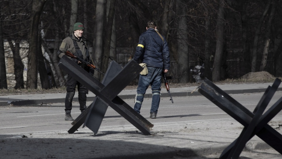 Zniszczyliśmy kolejne kolumny wrogich wojsk, Rosjanie są zmęczeni i zniechęceni - powiedział dowódca obrony Kijowa, generał pułkownik Aleksander Syrski, cytowany w poniedziałkowym komunikacie wojsk lądowych Sił Zbrojnych Ukrainy. Fot. PAP/EPA