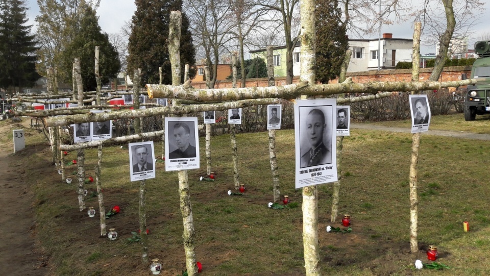 Symboliczne mogiły Żołnierzy Wyklętych na cmentarzu przy ul. Kcyńskiej w Bydgoszczy. Fot. Polskie Radio PiK