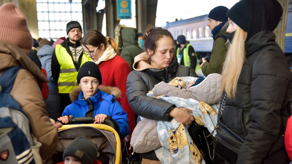 Dwie mamy z dziećmi znalazły schronienie w Nowem. Witano je z łzami w oczach. Fot. PAP/Vitaliy Hrabar