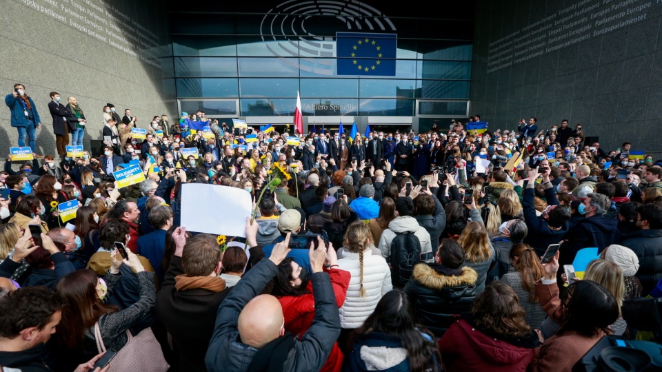 Przewodnicząca Parlamentu Europejskiego Roberta Metsola wygłasza przemówienie przed budynkiem Parlamentu Europejskiego. Fot. EPA/EPA/PHANIE LECOCQSTE