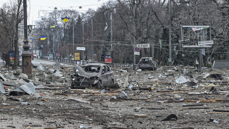 Skutki rosyjskiego ostrzału w Charkowie na Ukrainie. Fot.PAP/EPA/SERGEY DOLZHENKO