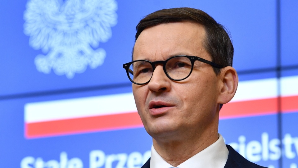 Premier Mateusz Morawiecki podczas wypowiedzi dla mediów w Stałym Przedstawicielstwie RP przy Unii Europejskiej. Fot. PAP/Radek Pietruszka