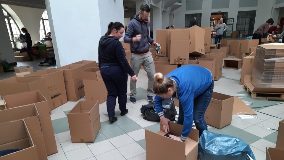 Centrum Targowe Park w Toruniu zamieniło się w magazyn darów dla Ukraińców. Trafiają tam rzeczy zbierane w 52 punktach na terenie całego miasta./fot. Monika Kaczyńska