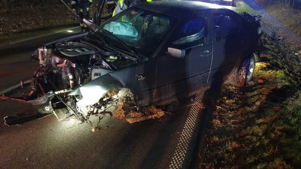 Na drodze w m. Puszcza Miejska pod Rypinem doszło do wypadku. Nie żyje kierowca bmw./fot. Policja