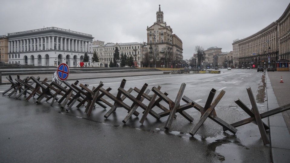 Zapora na ulicy w centrum Kijowa. Fot. PA/EPA/ZURAB KURTSIKIDZE