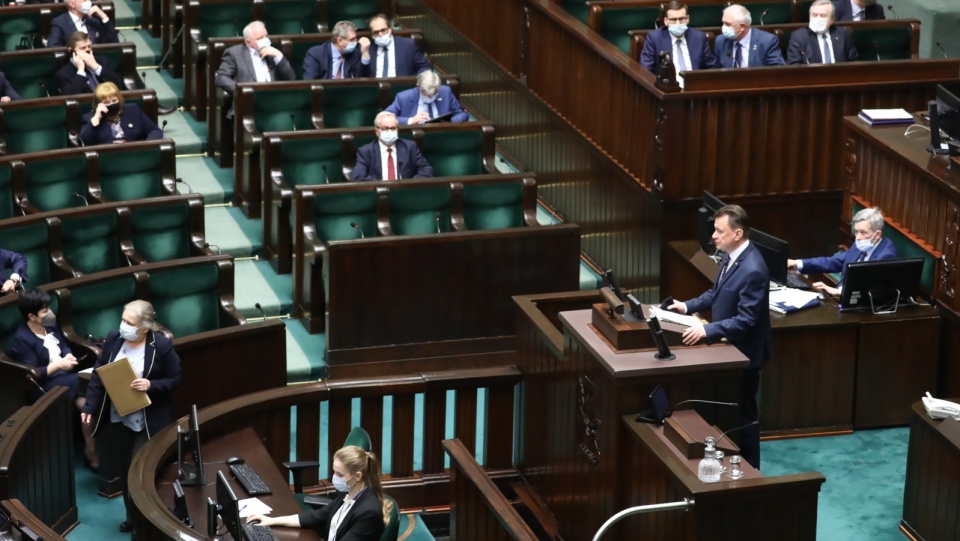 Minister obrony narodowej Mariusz Błaszczak przemawiający na sali obrad Sejmu w Warszawie. Fot. PAP/Tomasz Gzell