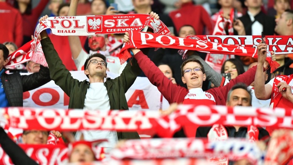 Kibice piłkarskiej reprezentacji Polski podczas meczu towarzyskiego z Rosją. Fot. PAP/Maciej Kulczyński