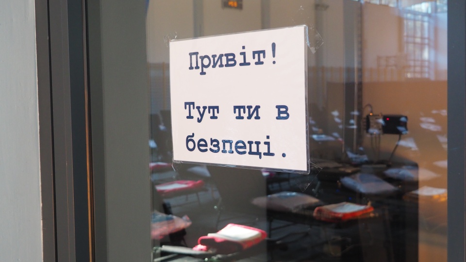 Włocławski ratusz przygotował dla Ukraińców 150 miejsc do spania w sali gimnastycznej Szkoły Podstawowej numer 19. Są już tam rozłożone polowe łóżka. /fot. UM Włocławek