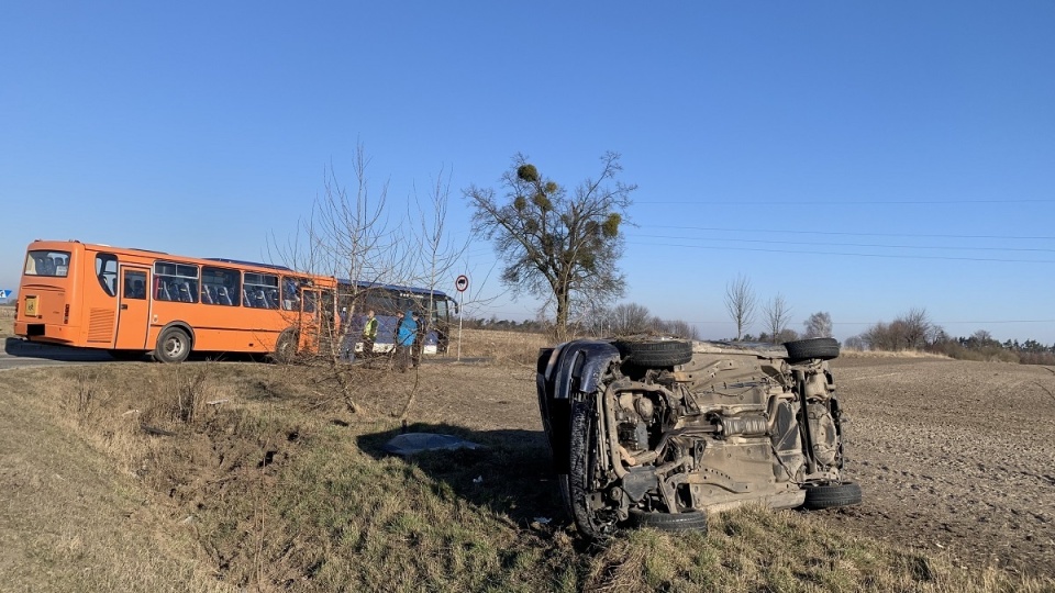 Nakielscy policjanci wyjaśniają okoliczności wypadku drogowego, do jakiego doszło w czwartek rano w miejscowości Wieszki. Fot. Policja