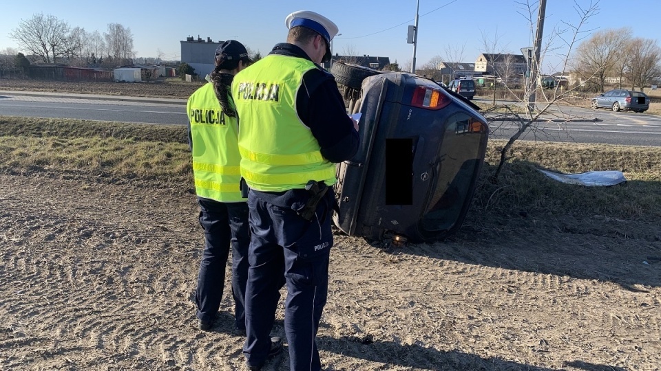 Nakielscy policjanci wyjaśniają okoliczności wypadku drogowego, do jakiego doszło w czwartek rano w miejscowości Wieszki. Fot. Policja