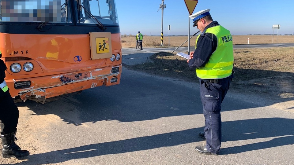 Nakielscy policjanci wyjaśniają okoliczności wypadku drogowego, do jakiego doszło w czwartek rano w miejscowości Wieszki. Fot. Policja