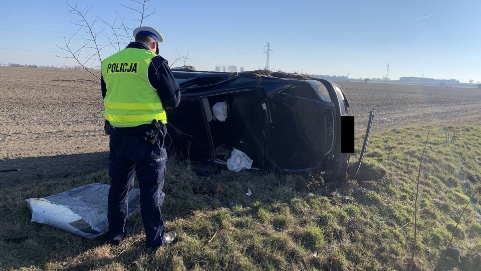 Nakielscy policjanci wyjaśniają okoliczności wypadku drogowego, do jakiego doszło w czwartek rano w miejscowości Wieszki. Fot. Policja