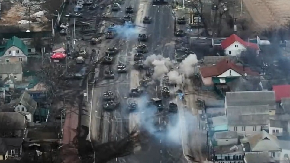 Rosyjska kolumna pancerna na Ukrainie zaatakowana przez siły ukraińskie. Fot. PAP/Siły Zbrojne Ukrainy