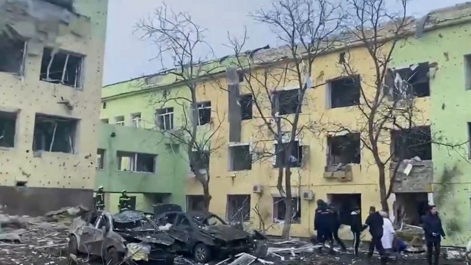 Zniszczony po rosyjskim nalocie sierociniec i szpital położniczy w Mariupolu/fot. Siły Zbrojne Ukrainy, PAP