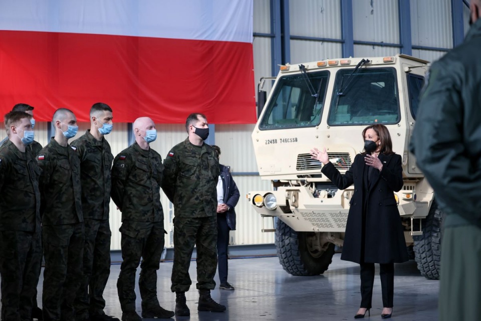 Wiceprezydent USA Kamala Harris w piątek w Warszawie na spotkaniu z polskimi i amerykańskimi żołnierzami/fot. Leszek Szymański, PAP