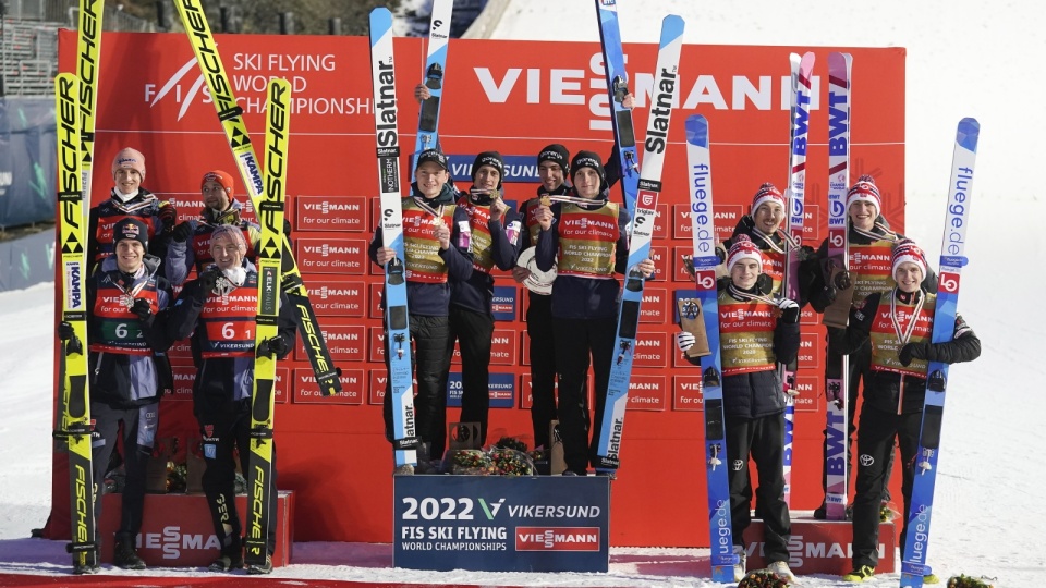 Niemcy, Słoweńcy i Norwegowie na podium w Vikersund. Fot. PAP/EPA - Terje Bendiksby