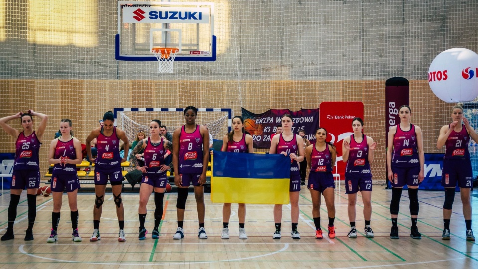 Zespół Polskich Przetworów Basket 25 Bydgoszcz, podobnie jak inne polskie zespoły i sportowcy z flagą Ukrainy protestują przeciwko rosyjskiej agresji. Fot. PLK.PL