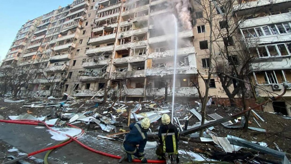 Wojska rosyjskie ostrzeliwały w nocy z poniedziałku na wtorek (14/15 marca) wiele regionów Ukrainy, kontynuowano bombardowanie budynków mieszkalnych i infrastruktury cywilnej; są ofiary śmiertelne/fot. PAP