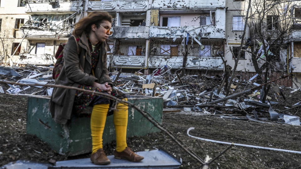 Kobieta przy gruzach budynku zniszczonego przez ostrzał w Kijowie Fot. EPA / MIGUEL A. LOPES