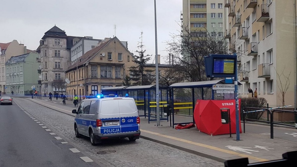 Policja prowadzi czynności na przystanku przy ul. Grunwaldzkiej w Bydgoszczy. W środę rano umarł w tym miejscu człowiek/fot. Bydgoszcz 998