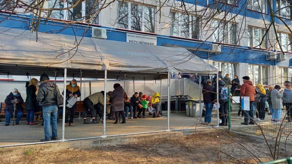 Przed bydgoskim centrum rano ustawiło się około 200 uchodźców, ale nie wszyscy mogli liczyć na przyjęcie/fot. Agata Raczek